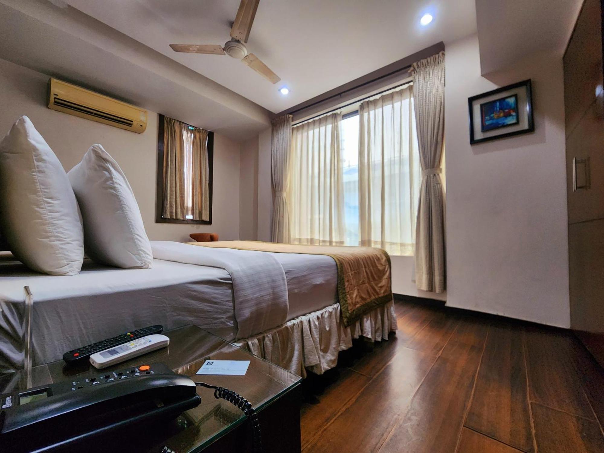 Hotel Lee International Καλκούτα Εξωτερικό φωτογραφία
